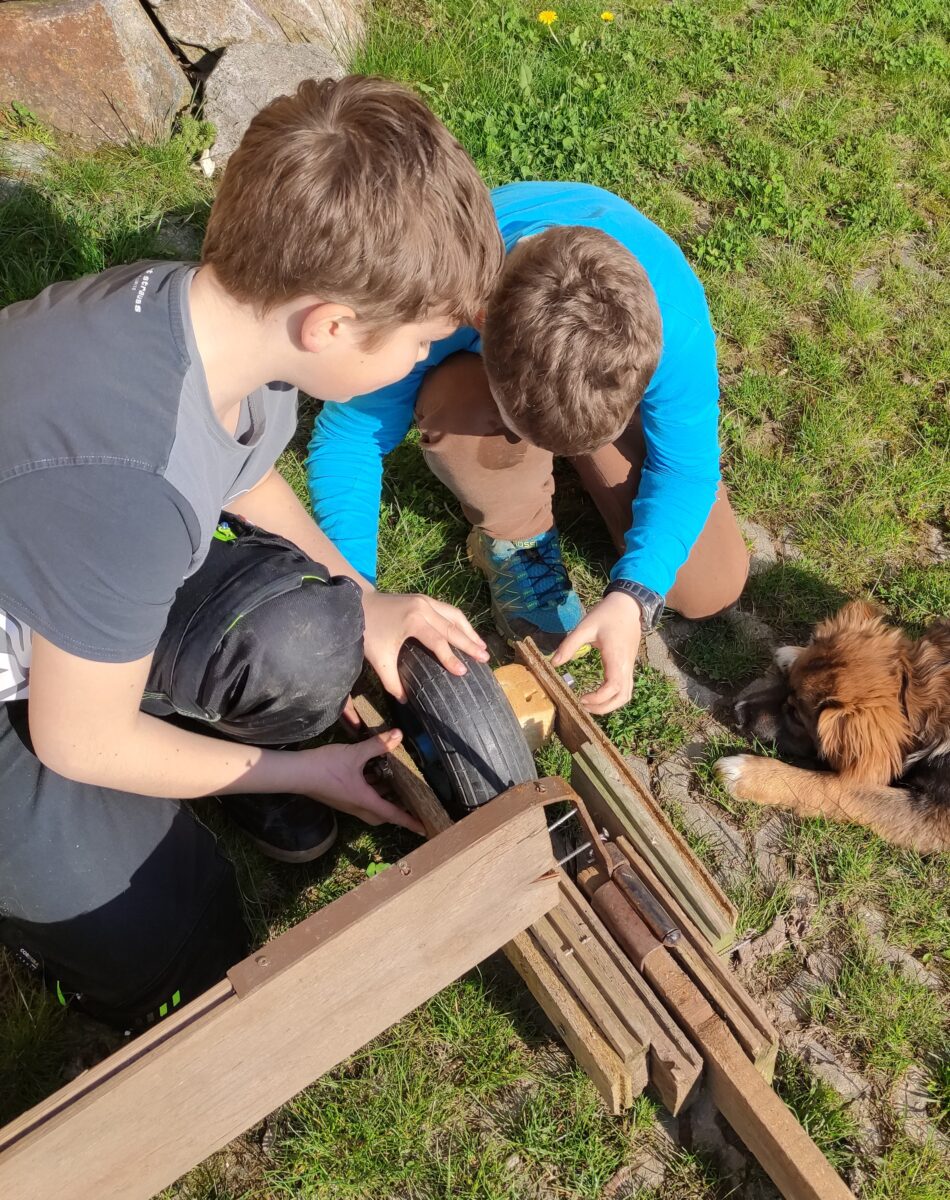 Kinder bauen Gemeinsam an einem Wagen