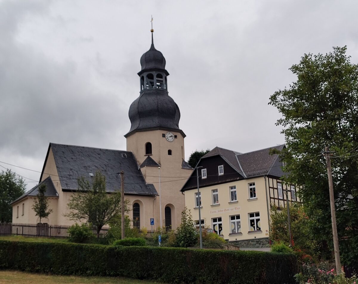 KITA-Gebäude mit Kirche nebenan